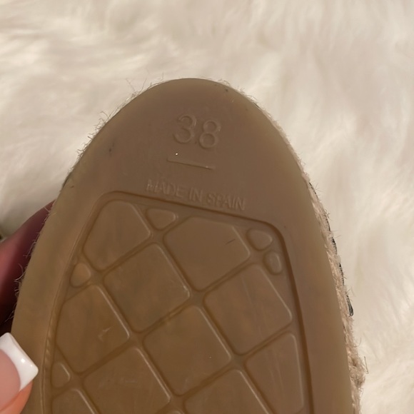 Chanel Espadrilles Lambskin
Beige & Black - Picture 7 of 7